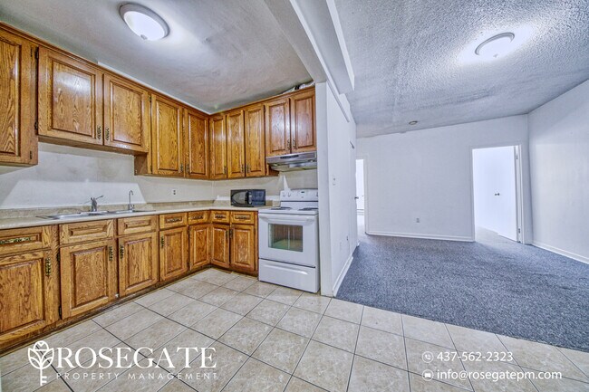 Photo du bâtiment - Spacious 3-Bedroom Apartment with Water & Gas Included in Toronto