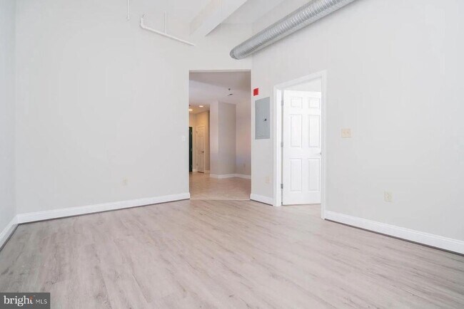 Foto del edificio - 330 N Charles St