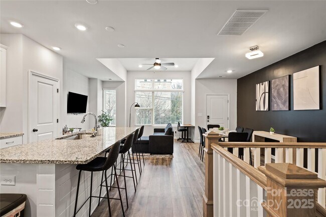 Foto del edificio - 2037 Statesville Ave