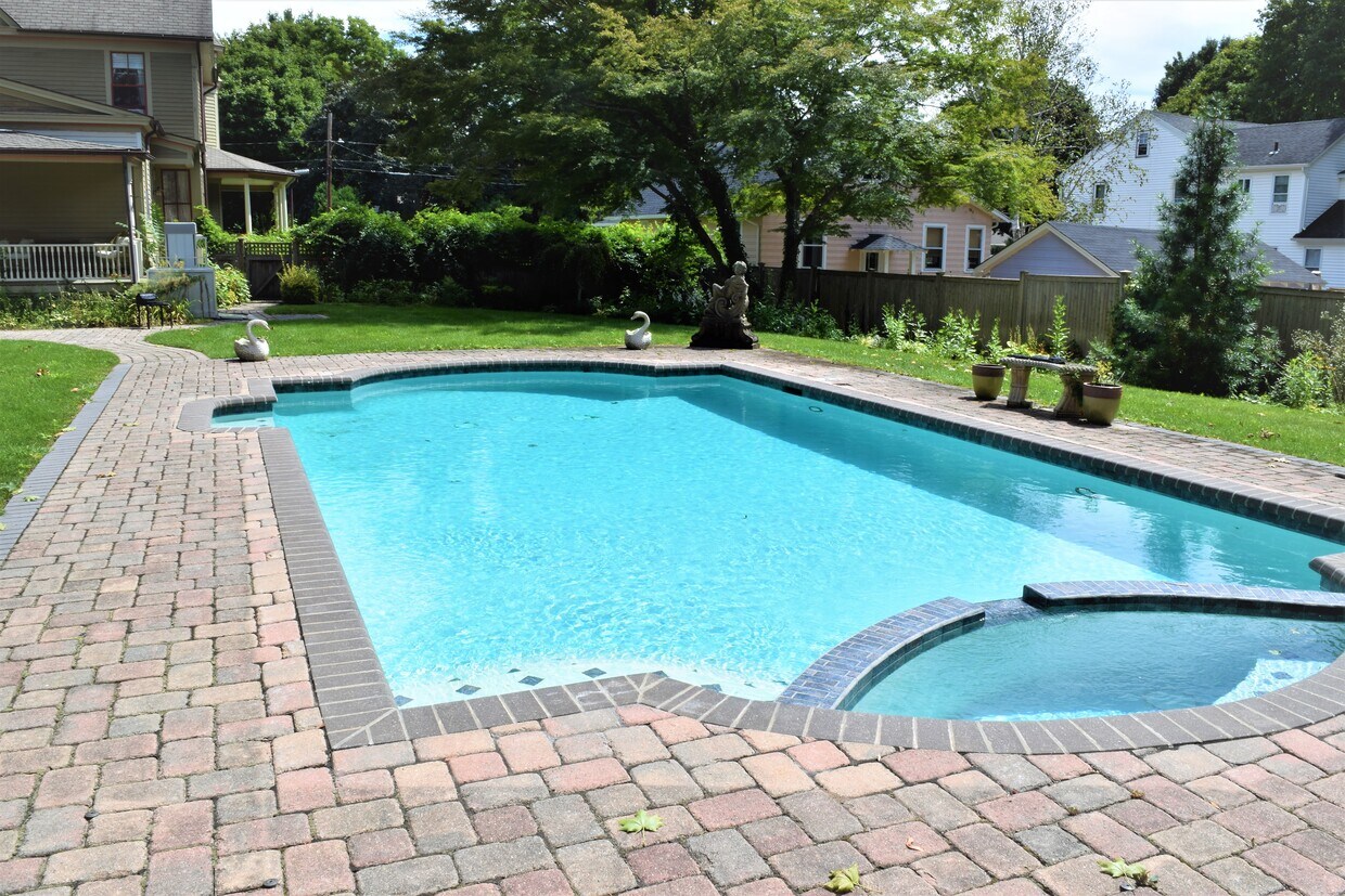 15 Pearl St, Clinton, CT 06413 House Rental in Clinton, CT