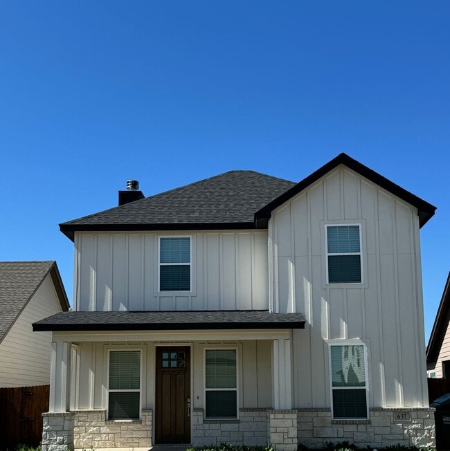 Foto del edificio - 4/2.5/2 - Beautiful 2 story/ PRIVATE PARKING!! GODLEY ISD