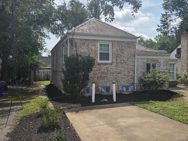 Building Photo - 7307 Dickinson Ave