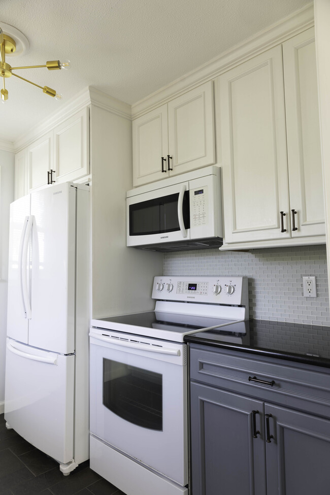 Full-sized galley kitchen with granite countertops, full-sized appliances, ice maker in fridge - 1217 Landon Ave