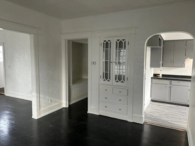 Building Photo - 2614 Brentwood Ave