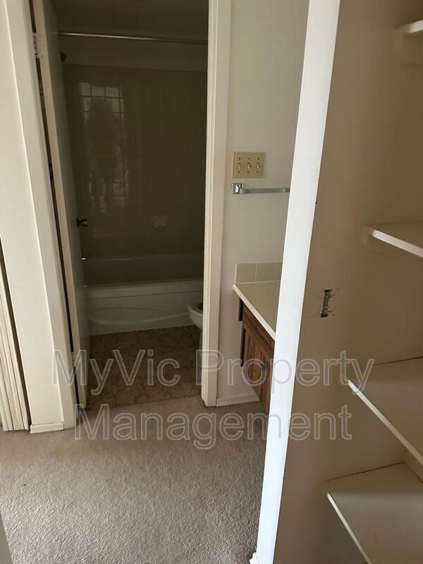 Photo du bâtiment - 18308-18393 93 Ave NW