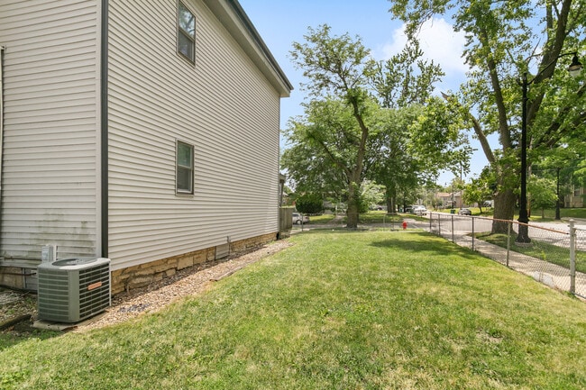 Building Photo - 621 Oneida St