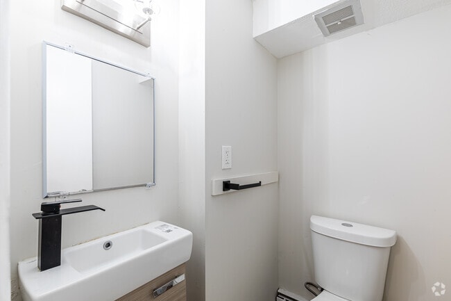 5BR, 1BA - Bathroom - Villages at Hartford