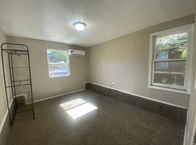 Building Photo - 3 Bedroom House Available The Village