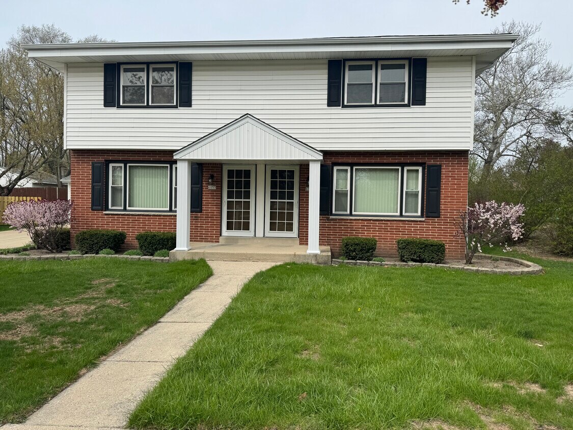 Primary Photo - 6055 N 112th St
