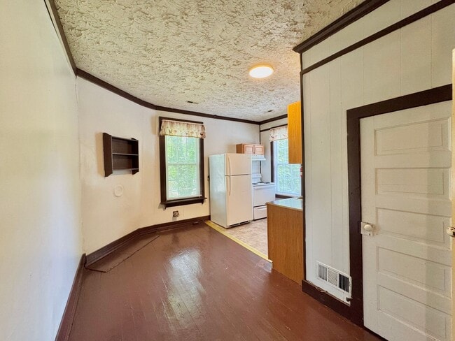 Building Photo - WATER & SEWER INCLUDED!!