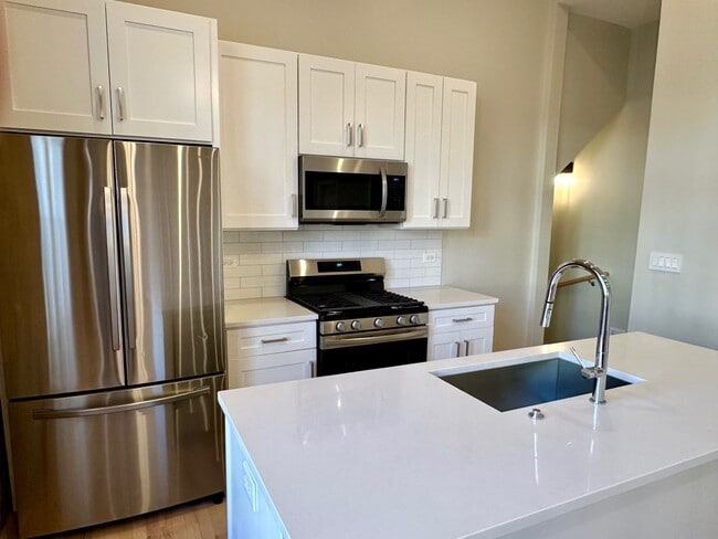 Building Photo - 2649 W Cortland St