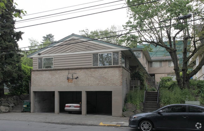 Building Photo - 712 Summit