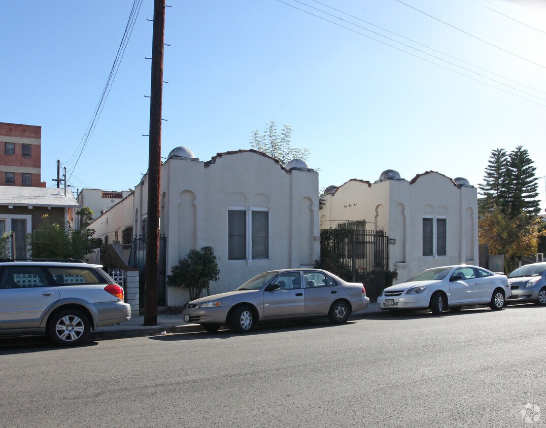 Building Photo - 1830 N Mariposa Ave