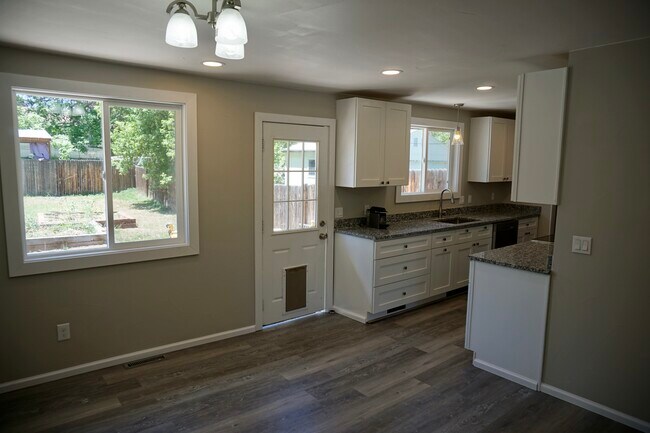 Kitchen - 435 S Oak St