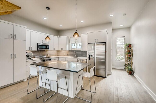 Foto del edificio - 4325 Banister Ln