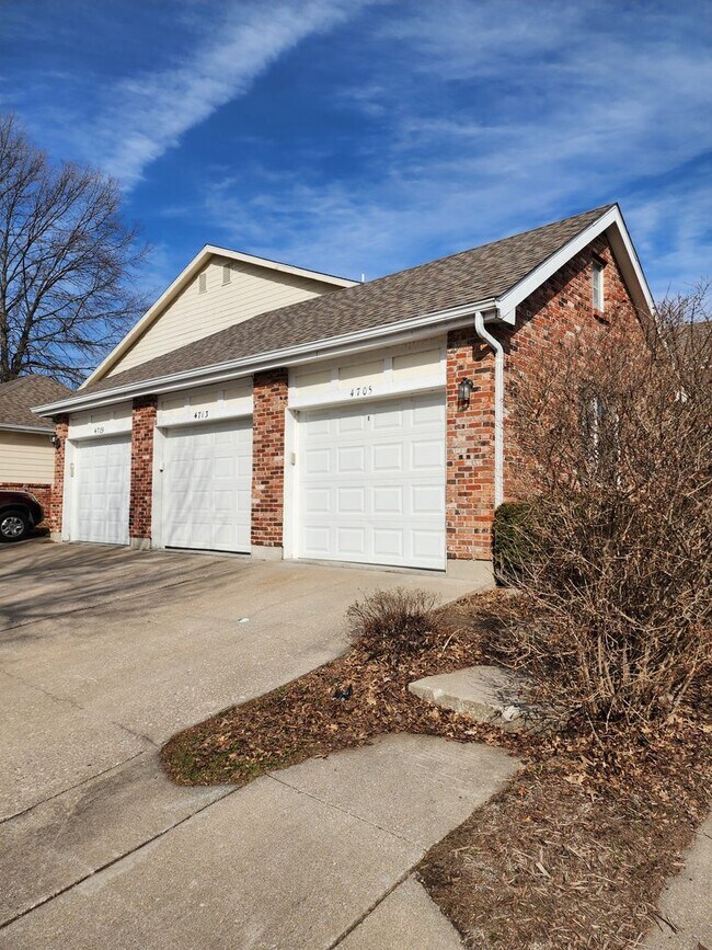 Building Photo - 3 bedroom, 2 bathroom fully furnished on t...