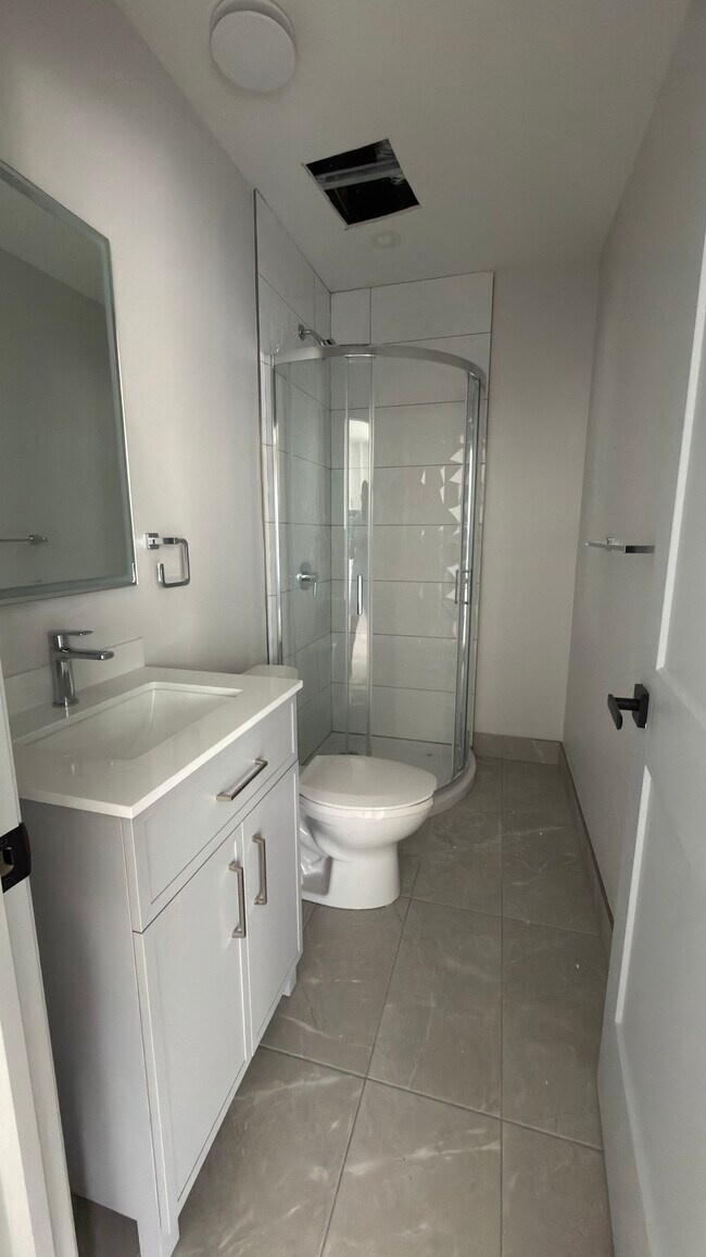 Photo du bâtiment - Private Room – Fully Furnished | All Utilities Included