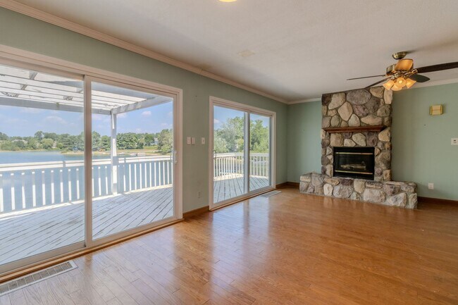 Foto del edificio - Lakefront Dream Home – 3BD | 2BA