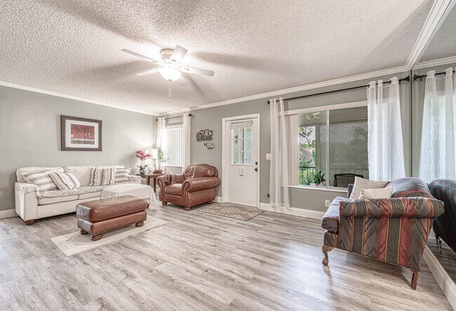 Foto del edificio - 5830 Whispering Pine Way