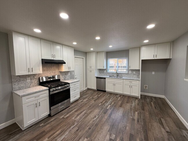 Foto del edificio - Newly remodeled 3 bedroom in the heart of ...