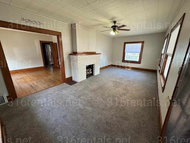 Foto del edificio - $1,095 - 2 bedroom / 1 bathroom - Single F...