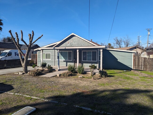 Building Photo - Super cute 2 bed 1 bath with large backyard