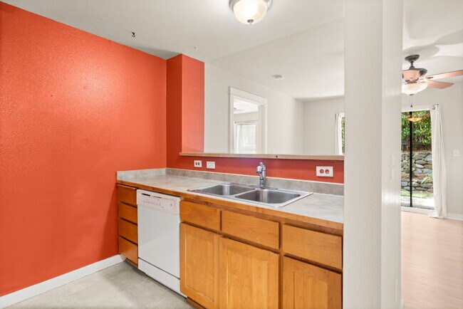 Foto del edificio - 2221 McCall Dr