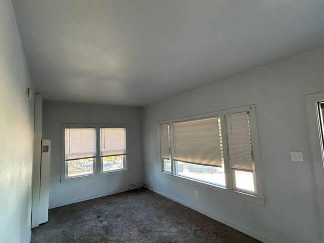 Building Photo - 8 Acacia Ave