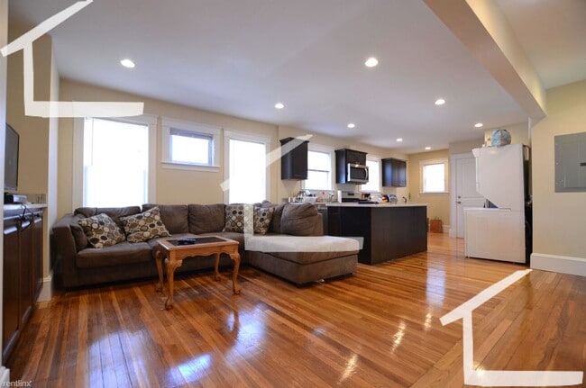 Building Photo - Large, updated 3 bed with in-unit laundry.