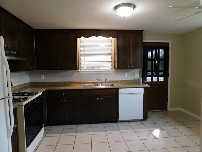 Building Photo - 232 Camellia Dr