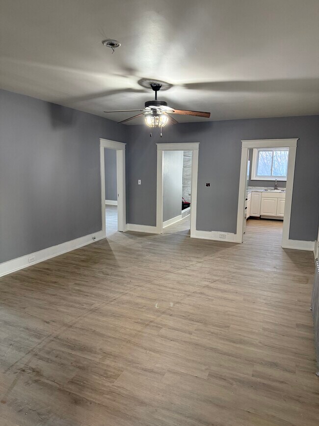 Foto del edificio - 552 S Main St