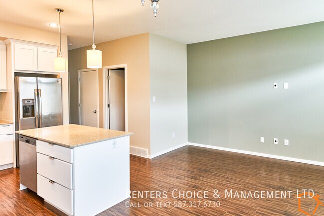 Photo du bâtiment - 3 Bedroom Townhouse With Garage