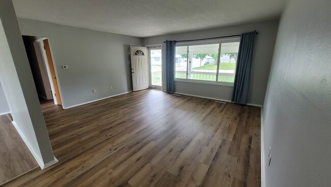 Building Photo - Recently remodeled 3 bedroom 1.75 bathroom...