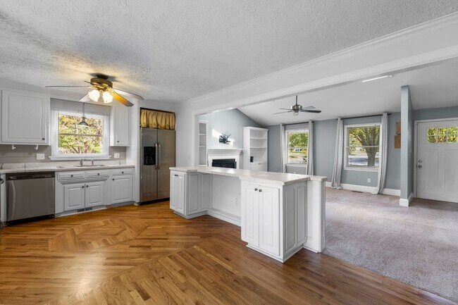 Foto del edificio - Gorgeous 3 Bedroom Ranch in North Raleigh, updated, pet friendly, fenced-in yard!