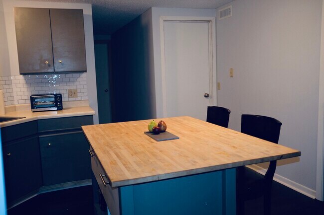 Building Photo - 1826 S 5th St