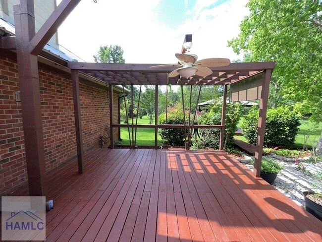 Building Photo - 380 Tremain Dr