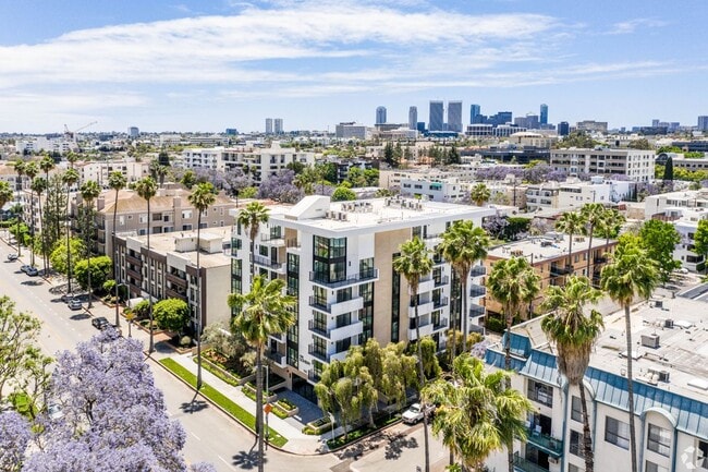 Foto del edificio - 105 S Doheny Dr