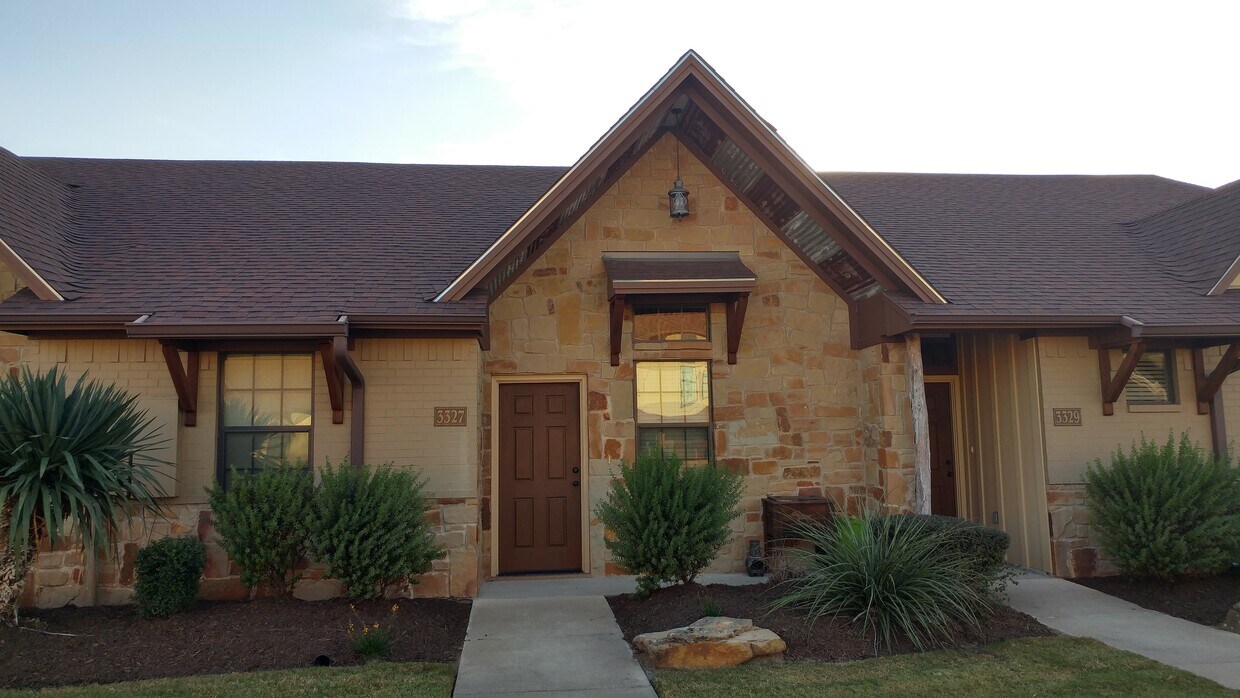 3327 Lieutenant Avenue, College Station, TX 77845 Townhome Rentals in