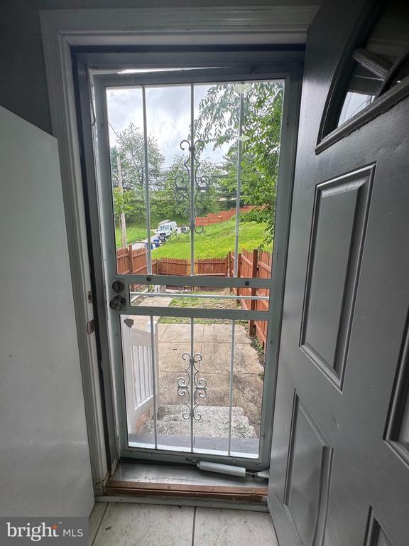 Building Photo - 450 Roundview Rd