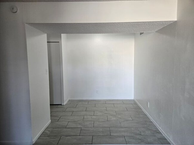 Foto del edificio - Spacious 3 bed, 2 bath upstairs, condo in ...