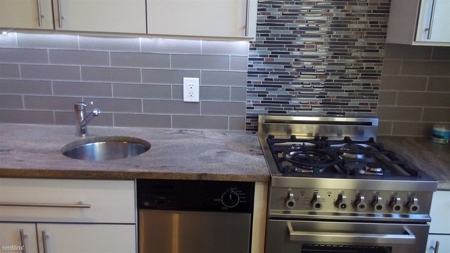 Building Photo - 1923 Bleecker St