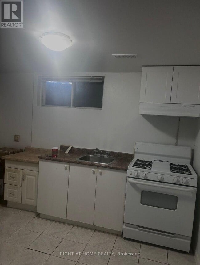 Building Photo - 783 Consort Crescent