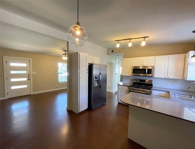 Building Photo - 1806 Blue Crest Dr