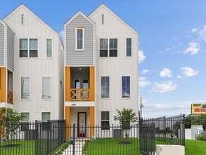 Building Photo - 3903 Pinemont Dr