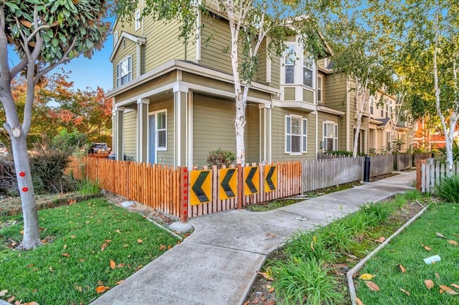 Photo - 581 Bridgeport Ter Townhome