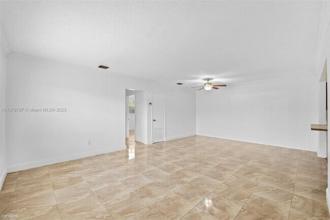 Building Photo - 3 br, 2 bath House - 560 NE 157th Ter # 560