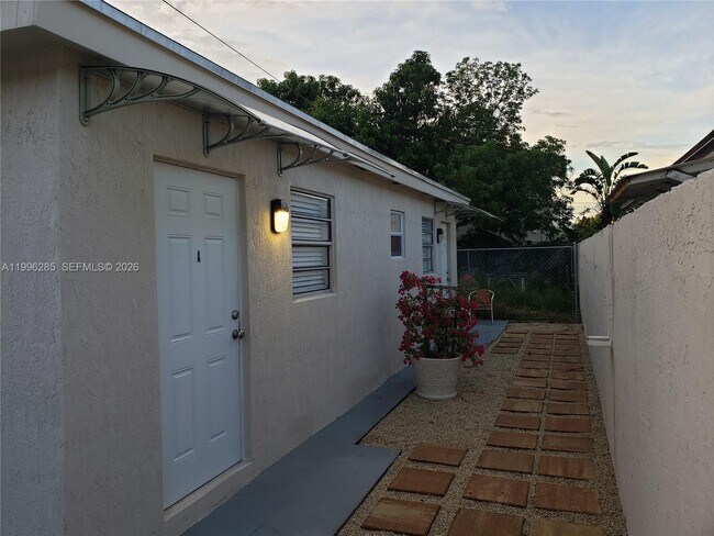 Foto del edificio - 2481 SW 11th St