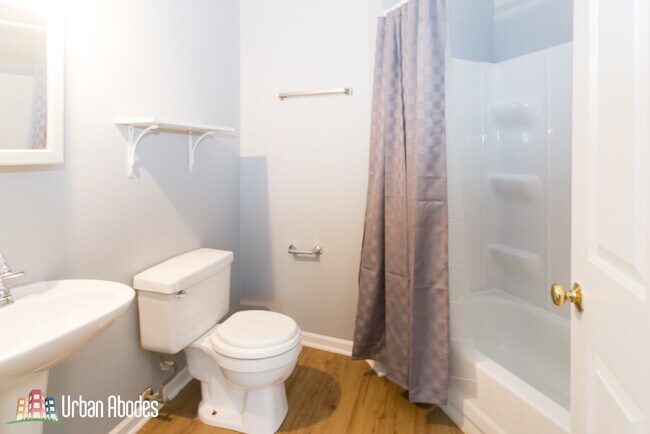 Building Photo - 458 N Paulina St