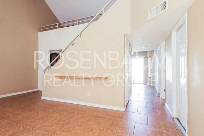 Building Photo - Gorgeous 3-beds, 3-baths home in the Suncr...