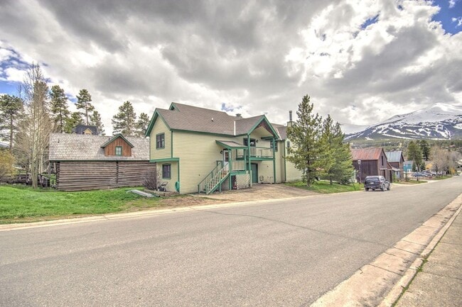 Foto del edificio - Breck Downtown Duplex.  Best location in all of Breck.  3 Bedroom.  GEAR GARAGE.